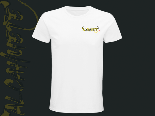 Camiseta blanca con el logo de Alcahuete en el pecho, diseño minimalista y sofisticado con detalles únicos.