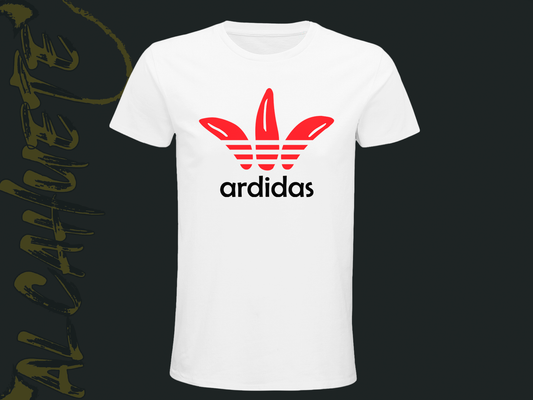 Camiseta blanca con diseño paródico que juega con una marca deportiva y la palabra "Ardidas", con un logo en forma de llamas rojas.