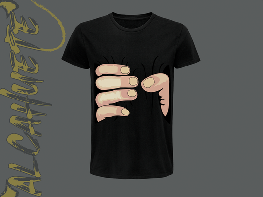 Camiseta negra con un diseño realista de manos que parecen agarrar y rasgar la tela, creando un efecto visual de ilusión óptica.