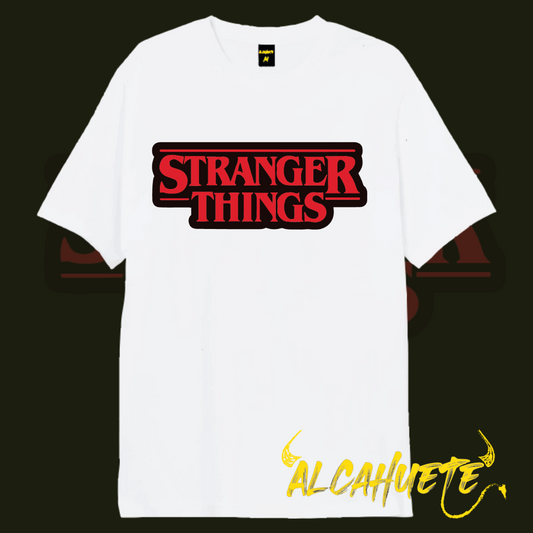 Camiseta blanca con el icónico logo rojo y negro de "Stranger Things", la serie de ciencia ficción y misterio más aclamada.