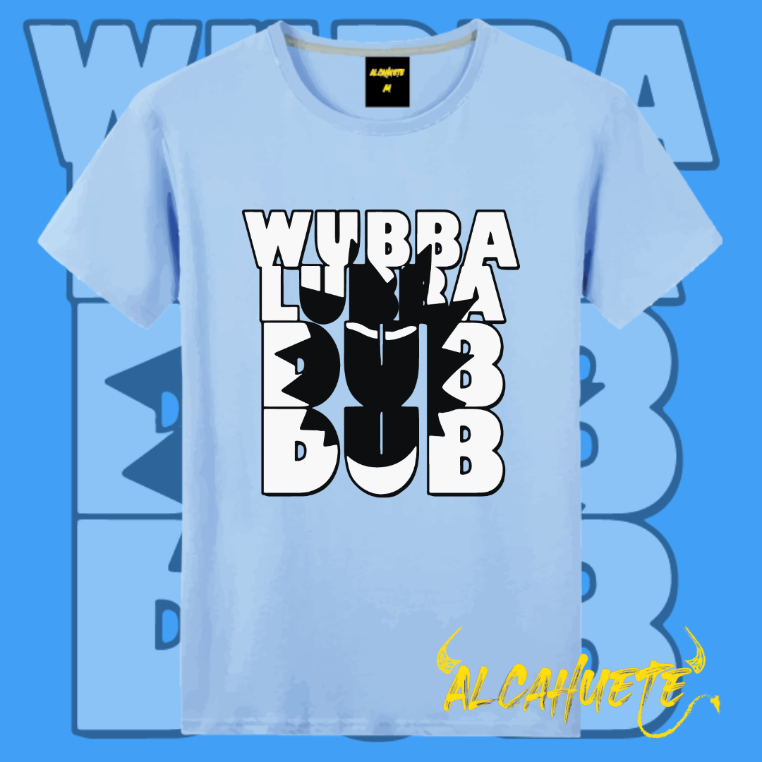 Camiseta azul con diseño tipográfico que forma la frase "Wubba Lubba Dub Dub" junto a una silueta reconocible de un personaje animado famoso.